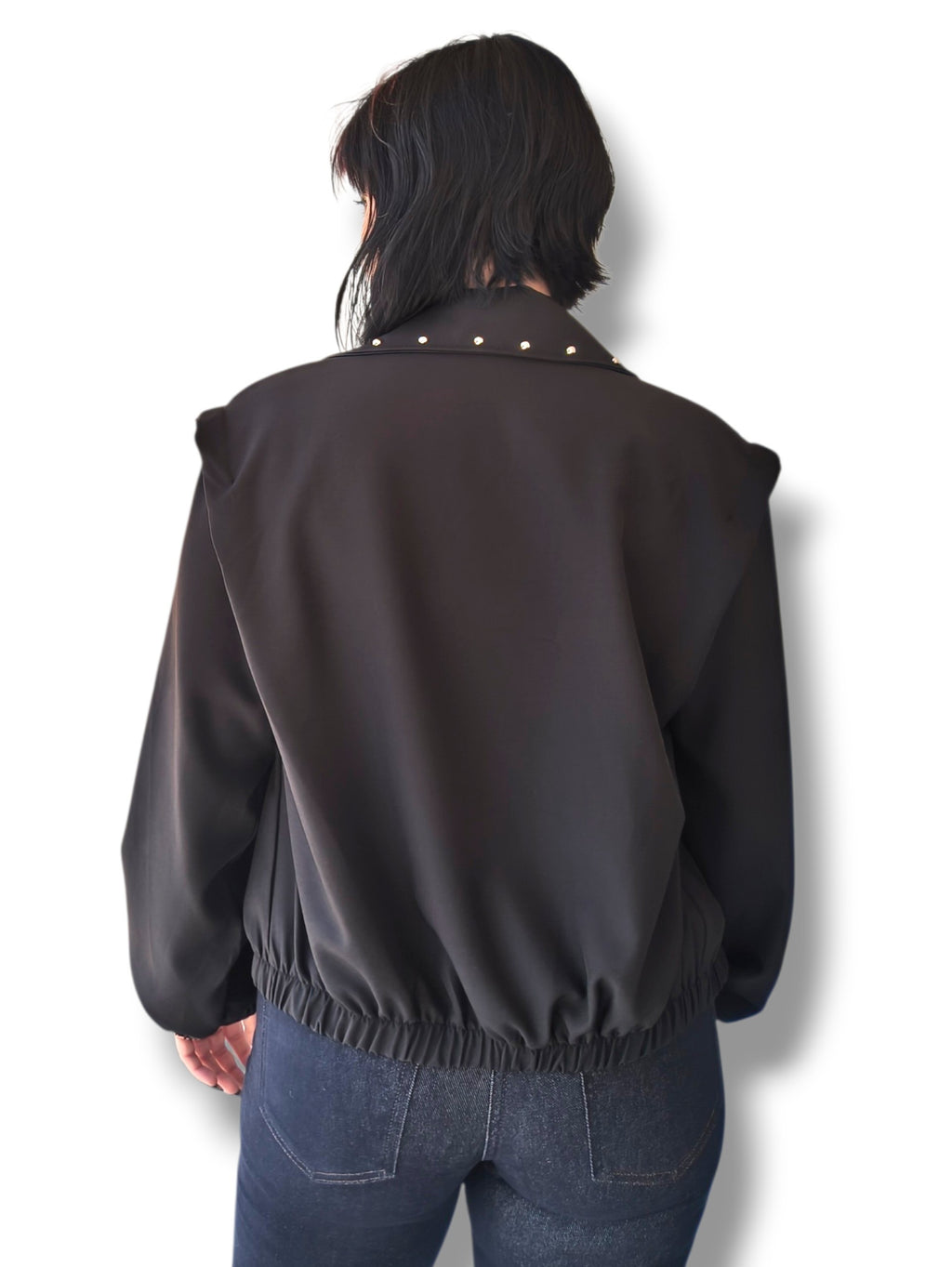 Chaqueta con tachas