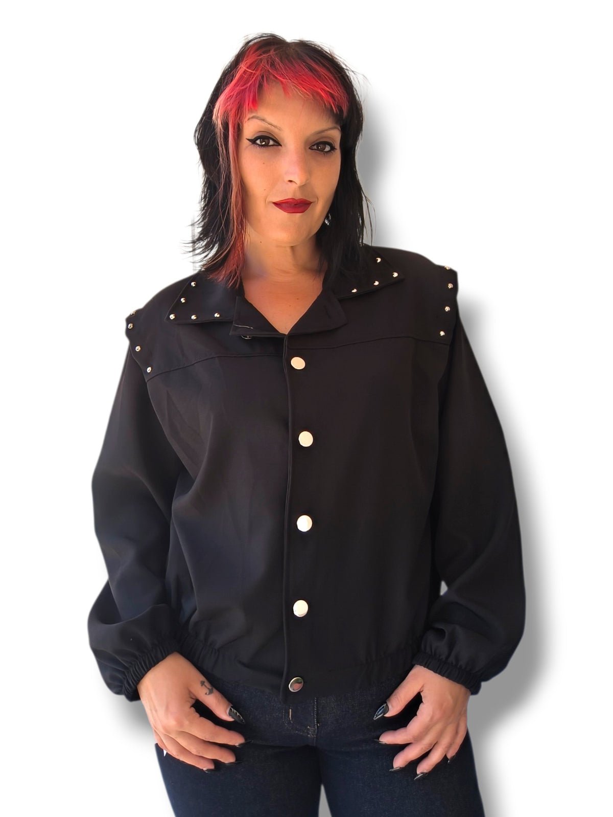 Chaqueta con tachas